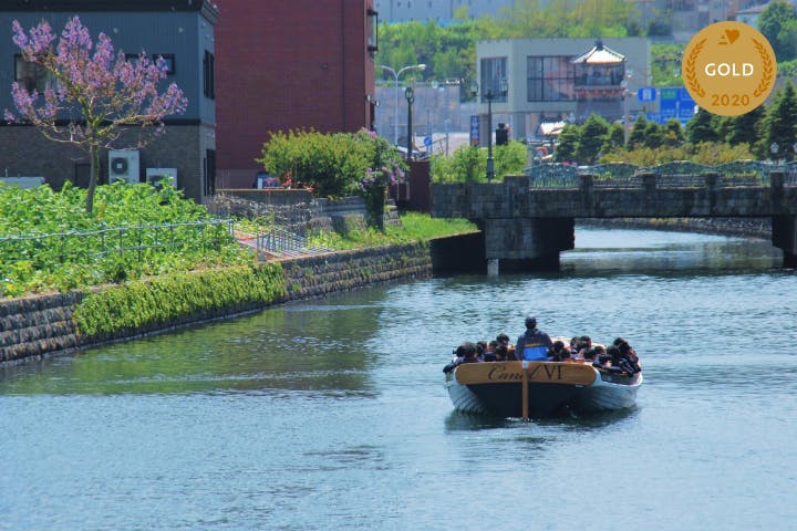 北海道・小樽運河でクルージング！お城の外壁のような倉庫群を眺められるクルーズです。