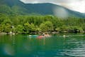 仁科三湖のうち最も大きい青木湖。天然の湧水が溶け込んでいます。