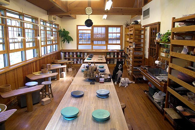 陶芸の丘 想工房は、東京都多摩市の陶芸工房です。天井吹き抜けの天然木でつくられています。