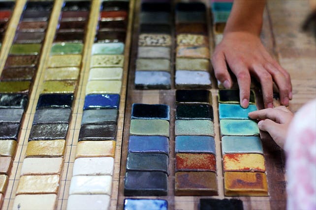 和歌山・八幡工房で陶芸体験！たくさんの色の中から焼き上がりの色を選ぶのも楽しい工程の一つ。