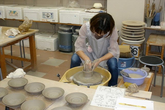 燿窯陶芸倶楽部では、土選びから釉掛けまで、陶芸の全工程を体験して頂けます。