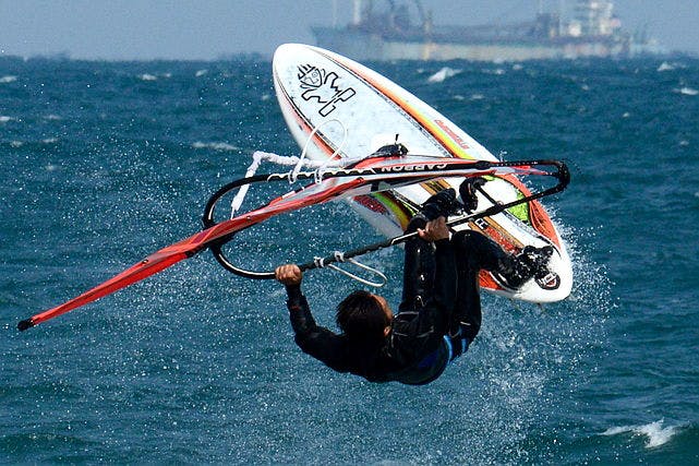 福岡県福津市・宮司浜にあるTAO surfでは、ウィンドサーフィンを1人で乗れるようになるまで指導！