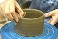 粘土遊びの延長で楽しめる、気軽な陶芸体験。分かりやすい指導を心がけています。