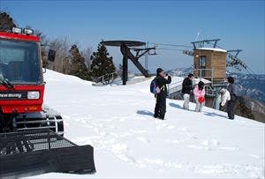 兵庫県にあるアルビレオ天文台では、雪上車で頂上へお連れするツアーを行っています。