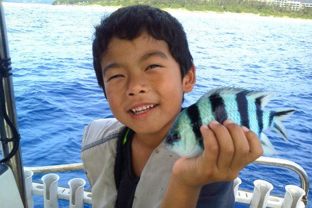 もとぶつりぐ善海丸は、沖縄県本部町にて誰もが楽しめる釣り体験を提供しています。 
