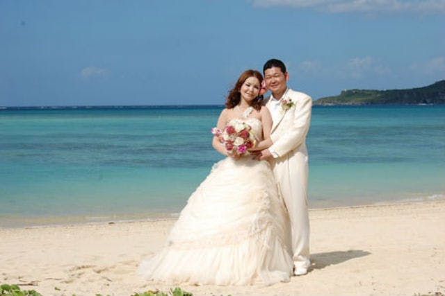 モード・マリアージュでは、沖縄の白い砂浜でウエディングフォトを撮影することができます。