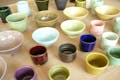 電動ろくろと手びねりから技法を選べます。作品作りを通して陶芸作家の気分を味わってください。