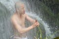 東海寺で滝行体験。頭から身体へと叩きつける水が、精神を統一させていきます。