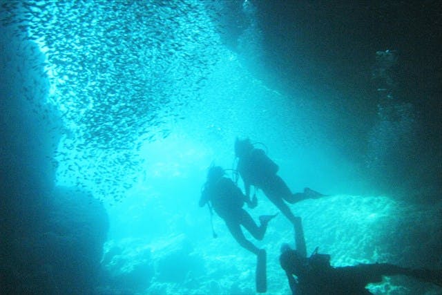 沖縄マリンクラブ結では、真栄田岬の青の洞窟をメインにシュノーケリング体験ができます。