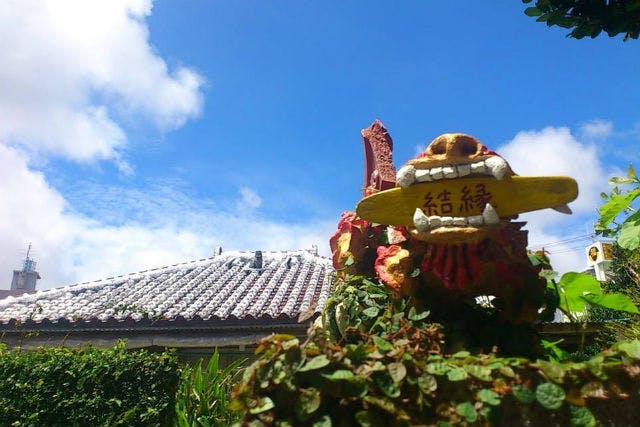 古民家ゲストハウス結縁yuienは、古き良き沖縄の風情あふれる赤煉瓦の一軒家です。