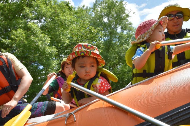 モカムカでは、2歳から参加可能な川下りツアーを開催しています。