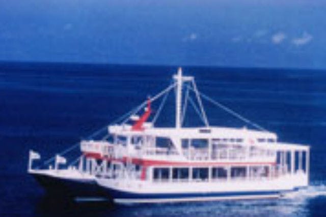 揺れが少ない大型水中観光船のオルカ号。小さなお子様も安心して乗船できます。