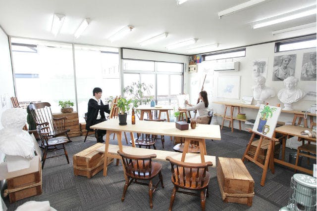 絵の教室 楠々社（くすくすしゃ）は、三重県四日市市にある絵画教室です。