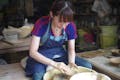 陶芸体験では、1kgの粘土を使って、湯のみや小皿、お茶碗など2、3点の作品がつくれます。