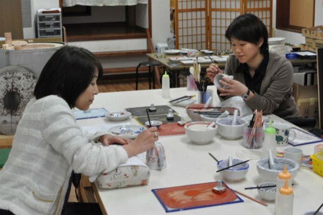 石川県加賀市にある九谷焼体験ギャラリーCoCoで、九谷焼の絵付けを体験しませんか。