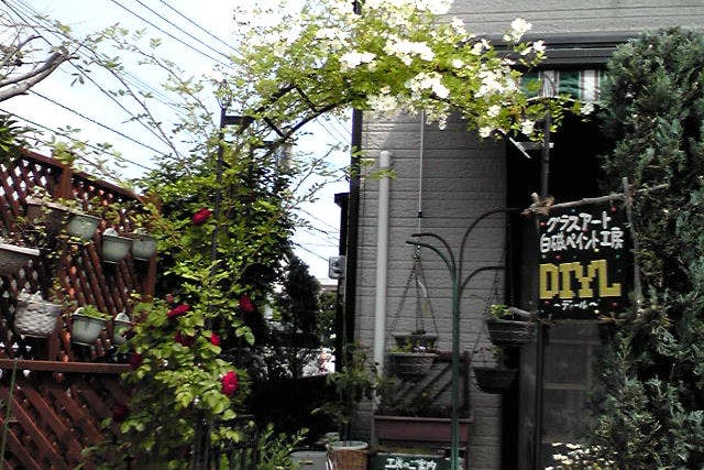 福岡市の閑静な住宅街にたたずむ色彩工房ディール。白磁ペイントとグラスアートを楽しめます。