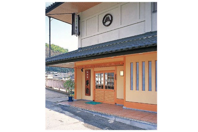 奈良の食文化を伝える老舗で料理体験！吉野町の平宗吉野本店で柿の葉ずしをつくりましょう。
