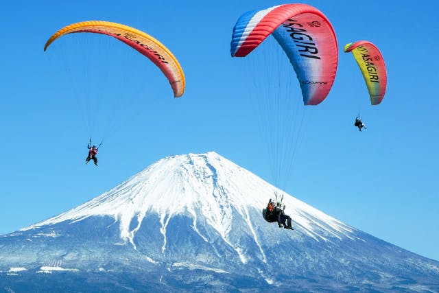 【静岡・朝霧高原・パラグライダー】雲と同じ高さからのぞむ、絶景富士山フライト！（2人乗り）