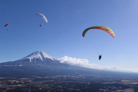 【静岡・朝霧高原・パラグライダー】自力で飛ぶ爽快感と、最高の絶景！両方楽しむ欲ばりセットプラン！