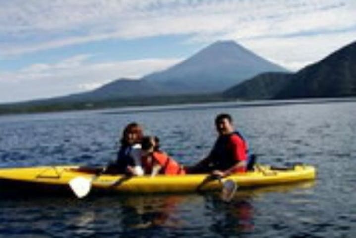 山梨 本栖湖 カヌー 富士山を眺めながらパドリング 透明度バツグンの本栖湖カヌープラン アソビュー