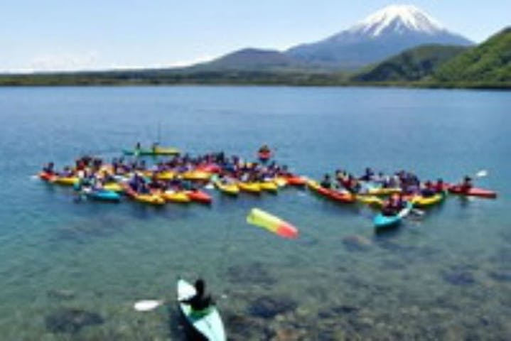 山梨 本栖湖 カヌー 富士山を眺めながらパドリング 透明度バツグンの本栖湖カヌープラン アソビュー