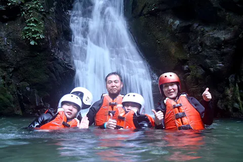 徳島 シャワークライミング 大人も子どもも大興奮 沢で楽しむ滝登りと滝滑り アソビュー