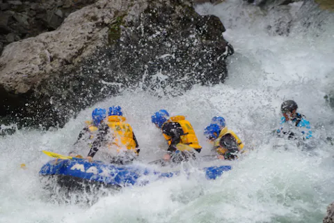 【群馬・みなかみ・ラフティング】春限定！激流度MAX！ラフティング1日コース（中学生以上・ランチ付）