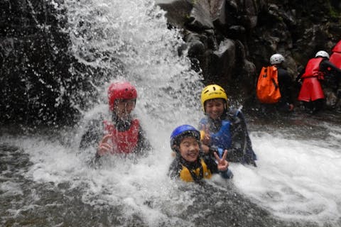 【群馬・みなかみキャニオニング】笑って叫んで全力で楽しもうキャニオニング半日コース！大自然の中で、家族、仲間、カップルと体験する非日常♪