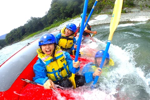 長瀞駅から徒歩5分！ロングコースを1年生から！カメラ持ち込みOK！エアコン付き更衣室・温水シャワー有！景勝地「長瀞渓谷」で爽快川下り！【秩父・長瀞・ラフティング】