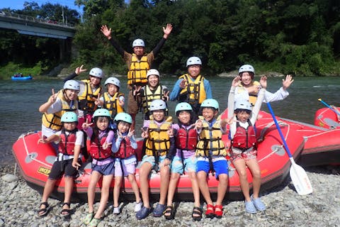 ＜親子セットプラン＞1年生から参加OK！穏やかな流れで水遊び＆スリル満点の川下り！駅近・更衣室・温水シャワーなど設備充実【秩父・長瀞・ラフティング】