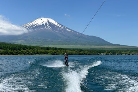 【山梨県・山中湖・ウェイクボード】初めての方にぴったりな全てこみこみの料金♪温水シャワー完備（1セット）