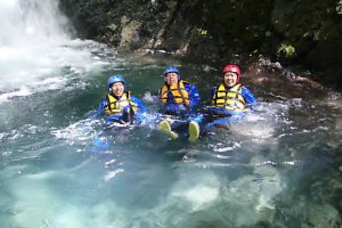 【長野・白馬村・小谷村・シャワークライミング】「忘れられない一日を！大自然×仲間×非日常体験」白馬エリア最大級の滝つぼへ！渓流遊びを極めるチャレンジプラン 大人グループにオススメ！！！　