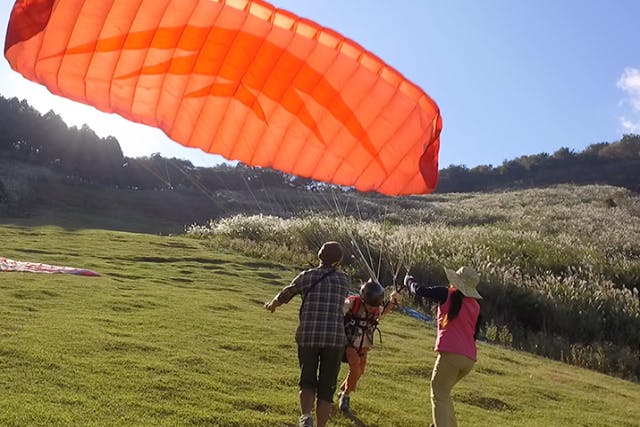 【東伊豆・パラグライダー】お得な親子パックプラン！大池高原でふんわり浮遊パラグライダー体験