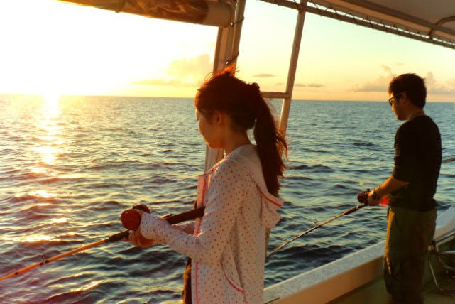 【沖縄県石垣島・釣り・サンセット】ロマンチックな夕景に感動！癒しの海釣り体験
