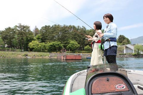 1日体験 世界遺産の富士山を眺めながら 河口湖で大満足のバス釣り体験 写真プレゼント アソビュー