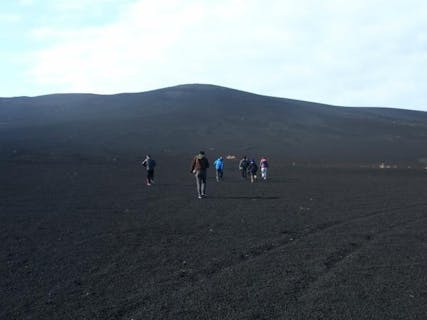 【東京都・伊豆大島・トレッキング】４歳からOK！海外並みのスケール！CM・PV撮影でお馴染みの黒い砂漠へ。地球を感じれる大人気ツアー♪（約4.5時間）