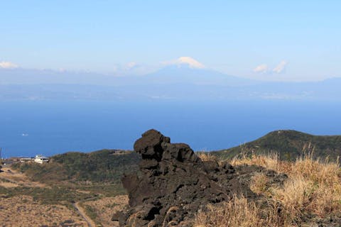 【東京都・伊豆大島・トレッキング】５歳からOK！溶岩流と巨大火口巡り！ガイド付きならではのナルほど！王道ツアー♪（約4.5時間）