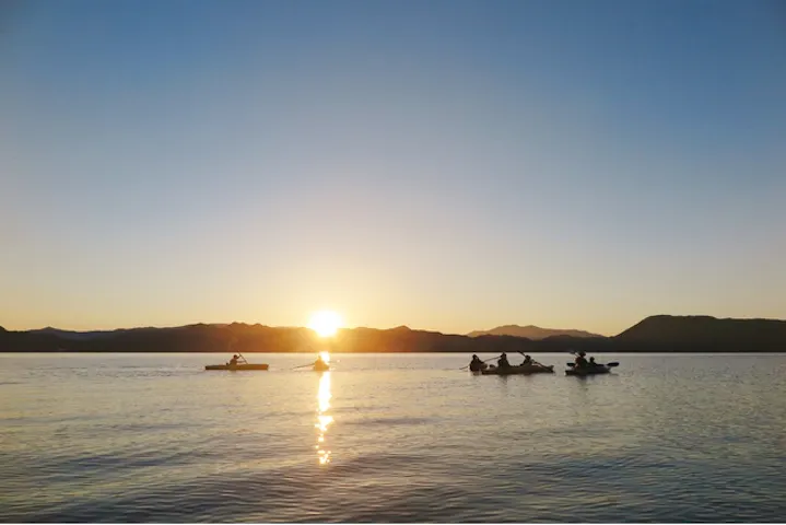 夕方 サンセットツアー 田沢湖 瑠璃色の湖に沈む夕焼けを楽しもう アソビュー