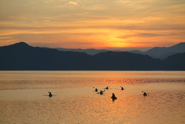 【夕方・サンセットツアー】田沢湖・瑠璃色の湖に沈む夕焼けを楽しもう
