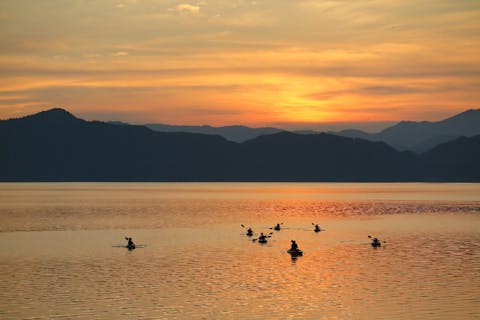 夕方・サンセットツアー】田沢湖・瑠璃色の湖に沈む夕焼けを楽しもう｜アソビュー！