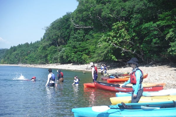 秋田・田沢湖・カヤック】視界いっぱいに広がるエメラルドブルー！田沢湖カヤックツアー｜アソビュー！