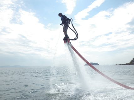 水圧で空を飛ぶ フライボード を愛知で体験するなら アソビュー