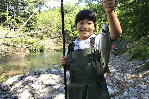 ＜富良野＞ 渓流 エサ釣り・半日ツアー ☆ 少人数制！ 初心者OK！ 釣れた魚はその場で塩焼きにして試食あり！ 経験豊富な日本人ガイドがサポート！ 日本語対応のみ！