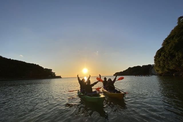 【沖縄・中部・サンセットカヤック】＼家族割♪／お子様1人無料！2人目～半額！マングローブ観察とサンセットのセット！カップル、女子旅に大人気！ツアー画像付き！比謝川サンセットカヤック
