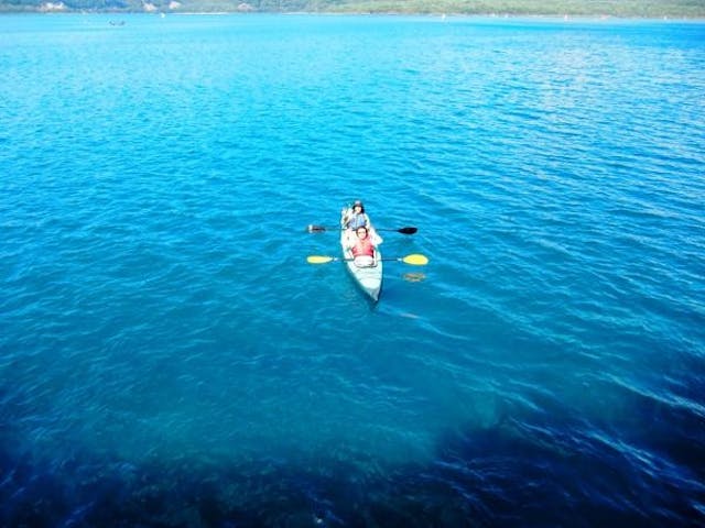 山梨 本栖湖 カヌー 夏限定 目にも涼しいアクアブルーの本栖湖でカヌー体験 アソビュー