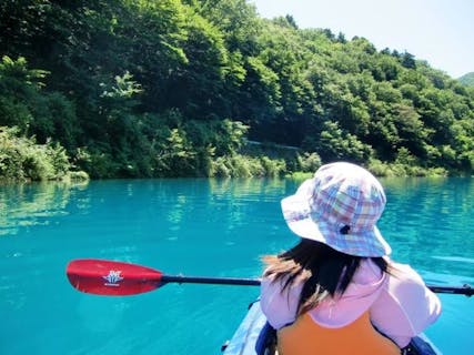 山梨 本栖湖 カヌー 夏限定 目にも涼しいアクアブルーの本栖湖でカヌー体験 アソビュー