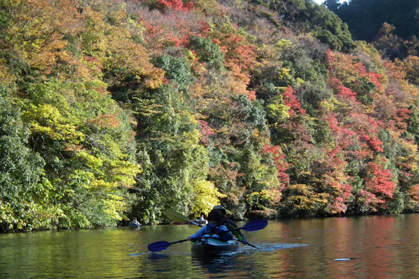 千葉・カヌー】紅葉×カヤック。亀山湖紅葉カヤックツアー ♪是非1度は 