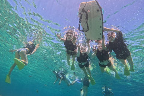 【沖縄・瀬底島】４Kカメラ（GoPro)撮影無料プレゼント♪　ウミガメの棲む海で開催！！　バナナボートで行くシュノーケリングツアー