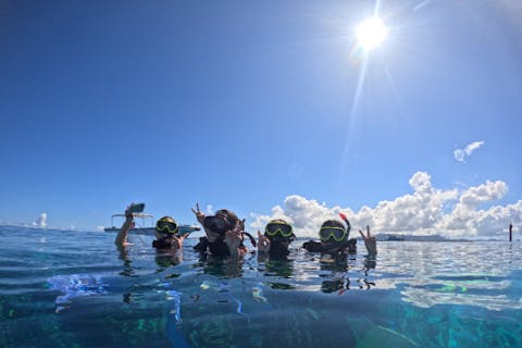 【沖縄・水納島・マリンスポーツ】北部発（本部町）／水納島（みんなじま）開催　水納島ブルーの魅力♪　わくわくボートシュノーケリング＆マリントライアル3セットプラン　★往復乗船券付★