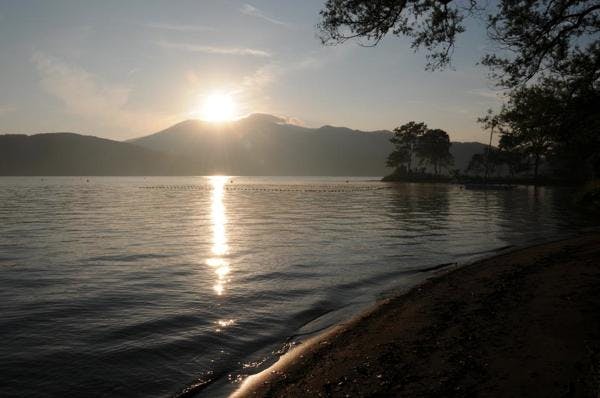 美しい日差しが差し込む長野県野尻湖。絶景ですよ！